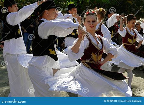 la femme serbe qui danse